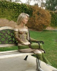 Девушка вышла на прогулку в нарисованной на теле одежде в качестве психотерапии