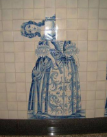 Случай из моей жизни - Товарищ вот так же положил плитку в ванной с рисунком, но не угадал немного, одна рыбка на рисунке стала иметь хвост изо рта. Я посмотрел - и сказал ему: Ну и хрен с ним, нормально… А вот жена его заставила срубать плитку и перекладывать. Хорошо ещё он срубил и не поколол плитку, а если бы…