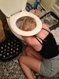 Афтар лошара! История совсем другая, поэтому и фотки разные.

"Мамы ничего не забывают! Они помнят все наши поступки — хорошие и плохие. Например, мама Эбби Прайс хорошо запомнила обычное, но довольно неловкое положение девушки после одной из семейных вечеринок, и напомнила ей о нём в день 18-летия.

Это Эбби Прайс из города Ковентри в Великобритании, и ей исполнилось 18 лет. (Фото №1)

Вот такой праздничный торт преподнесла ей мама. (Фото №2)

А вдохновлён он происшествием после вечеринки, когда Эбби выпила чуть больше, чем следовало, и была вынуждена провести некоторое время в таком положении. (Фото №3)

В тот день мама сделала фото и сказала, что это станет её праздничным тортом. Эбби об всём забыла, но мамы не забывают!