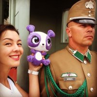 не про КРАВЕЦ!  хочу написать про вояку )) он в солярий ходит что ли, или у них это по уставу положено? на лице следы от очков )