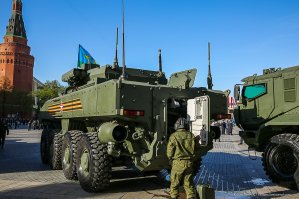 "Вид десантного отделения

дизайн взяли у французов - корпус V-образный - для того что бы взрывная волна оказывала наименьшее воздействие и рассеивалась. + есть рампа для выхода десанта - удобно!"
 Вся суть поста в одной фразе. Автор, ты ведь в теме совсем не волокёшь! Зачем пишешь? На фото внутряка БТР "Атом" от УВЗ. Никакого отношения к "Бумерангу" не имеющего. И таки да, сделанного в сотрудничестве с французами. Ну и для сравнения, корма "Бумера". Голый парадный, и упакованный, на госиспытаниях.