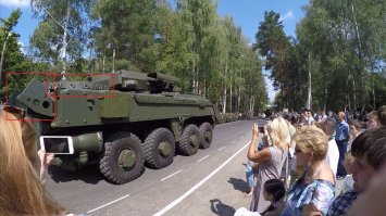"Вид десантного отделения

дизайн взяли у французов - корпус V-образный - для того что бы взрывная волна оказывала наименьшее воздействие и рассеивалась. + есть рампа для выхода десанта - удобно!"
 Вся суть поста в одной фразе. Автор, ты ведь в теме совсем не волокёшь! Зачем пишешь? На фото внутряка БТР "Атом" от УВЗ. Никакого отношения к "Бумерангу" не имеющего. И таки да, сделанного в сотрудничестве с французами. Ну и для сравнения, корма "Бумера". Голый парадный, и упакованный, на госиспытаниях.