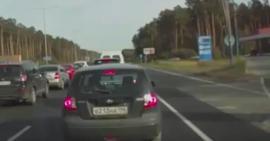 Для начала это не обочина, а проезжая часть, по ПДД обочина правее сплошной. Отделена от основной дороги сплошной т.к. это разгонный участок у АЗС. АЗС иногда закрывается вешают кирпич на въезде тогда машины разгоняются по этому участку. 
Но гелик скорее обоченьшик объезжал там пробку. Он будет наказан гемору выхватит будь здоров. 
Сайгак прыгнувший под гелик самоубийца - т.к. по дороге сломя голову не носятся, мог бы хотя бы по сторонам смотреть, он за свою ошибку заплатил сполна.

PS не бегайте по дороге- особенно среди стоячих машин или других препятствий, это опасно.