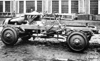 Что ж то вы не указали самый хитрый закидон этой вундервафли?

Бронеавтомобиль PA-II имел систему двойного управления, при которой два водителя сидели рядом, спинами в разные стороны, по центру боевого отделения и управляли попеременно каждый своей парой колес. Каждый водитель располагал всеми без исключения органами управления и в своих действиях не зависел от напарника. Недостаток этой системы заключался в том, что оба водителя сидели далеко от узких смотровых окон, оборудованных бронекрышками со смотровыми щелями, и имели очень плохой обзор. Кроме того, для перехода на управление машиной с заднего поста передние колеса необходимо было установить строго параллельно продольной оси бронеавтомобиля, а управление ими — заблокировать.