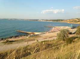 Я-таки в шоке. А ваши друзья точно в Севастополь ездили? Может обманули вас? Я каждый год отдыхаю именно в этом славном городе и не знаю где они смогли найти ПЛАТНЫЕ пляжи, да еще и такие кошмарные. Пляжей в Севастополе куча кучная на любой вкус: и песчаные, и галечные, и для детишек, и для взрослых. Всегда чистые и ухоженные. Про грибок - это вообще пестня. Не надо было с сомнительными личностями обувкой меняться. Что-то я ни разу такой бяки на пляже не ловила. Ценники - тоже подозрительно. Что-то не встретила я в Севстополе ни в кафе, ни в ресторанах дорогого кофе, да и еды вообще. Вполне приятные цены (кофе - 80-120 р). Кто же виноват, что вы там в своей забугорщине так мало получаете? Про лица. Ежели к человеку любому подходить с выражением "я тут царь, а вы - дерьмо", то у всех лица будут кислые. Уж крымчан вообще трудно обвинить в отсутствии улыбок и доброжелательного отношения. В общем, как говорится, свинья везде грязь найдет. Те, кто хоть раз был в это городе, знают ,что все ваши потуги - ложь, и...провокация, в общем...