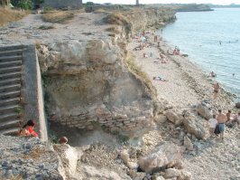 Я-таки в шоке. А ваши друзья точно в Севастополь ездили? Может обманули вас? Я каждый год отдыхаю именно в этом славном городе и не знаю где они смогли найти ПЛАТНЫЕ пляжи, да еще и такие кошмарные. Пляжей в Севастополе куча кучная на любой вкус: и песчаные, и галечные, и для детишек, и для взрослых. Всегда чистые и ухоженные. Про грибок - это вообще пестня. Не надо было с сомнительными личностями обувкой меняться. Что-то я ни разу такой бяки на пляже не ловила. Ценники - тоже подозрительно. Что-то не встретила я в Севстополе ни в кафе, ни в ресторанах дорогого кофе, да и еды вообще. Вполне приятные цены (кофе - 80-120 р). Кто же виноват, что вы там в своей забугорщине так мало получаете? Про лица. Ежели к человеку любому подходить с выражением "я тут царь, а вы - дерьмо", то у всех лица будут кислые. Уж крымчан вообще трудно обвинить в отсутствии улыбок и доброжелательного отношения. В общем, как говорится, свинья везде грязь найдет. Те, кто хоть раз был в это городе, знают ,что все ваши потуги - ложь, и...провокация, в общем...