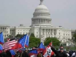 В США нацисткая символика не является запрещенной, он может все что угодно рисовать на себе. Свободная страна, особенно для сотрудников силовых ведомств.