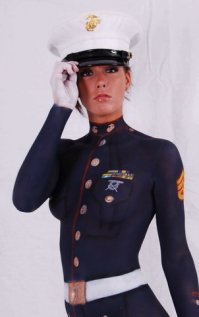 Девушка вышла на прогулку в нарисованной на теле одежде в качестве психотерапии