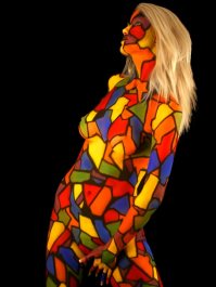 Девушка вышла на прогулку в нарисованной на теле одежде в качестве психотерапии