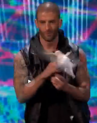 вот тут он держит это устройство в левой руке, а потом положит в карман не профессионально.