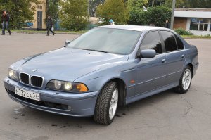 Я как истинный фанат BMW за последние 16 лет поменял с десяток разных моделей, а тестдрайвил вообще всё подряд. В личном пользовании из пятёрок были E28 и E34 и E39. Дальше были не пятёрки а Е53 (Х5) Е71 (Х6) а после переезда теперь езжу на E91, но это другая история.

Попробвую кратко рассказать про каждую. Начну с 528 в 28 кузове. Эта машина внутри хоть и весьма спартанская, по ходовым характеристикам была просто превосходна. Очень чуткая и жёсткая подвеска в сочетании с прецизионным гидроусилетем, давали ощущение от вождения, скорее как от спортивной трёшки, нежели как от пятёрки. Да и вообще, с точки зрения вождения 28 кузов был просто потрясающим. Чего нельзя сказать об удобстве штатных кресел и шумоизоляции. Да и двигатель M30 особо тихим не назовёшь.

Кстати, с каждым следующим поколением пятая серия становилась больше и в результате, если сейчас сравнить современную трёшки со старой пятёркой, ощущения объёма внутри будут очень похожими. Проводка и основные узлы в 28 кузове были примитивными, за счёт чего надёжность была очень даже на высоте. Движки М30 хоть и были архаичными и огромными, обладали свойством абсолютной неубиваемости. За счёт чего перекочевали на Е34.

Мало кто знает, но поколения машин у BMW измеряется не только кузовами, но и проводкой. Так вот, Е34 была сильно более навороченным в плане проводки автомобилем. Та же проводка была в 7ой серии Е32 и 3ей серии Е36, а еще в 8ой серии Е31. Многие узлы электроники между этими моделями совместимы. Так вот. 34ка была более мягкой, чем предыдущее поколение. Гораздо более тихой, даже при использовании двигателя М30, который работал со звуком от танка. Управляемость на штатной подвеске была так себе, однако, усиленная повеска меняла авто абсолютно. В Е34 было много спорных узлов и за счёт эксплуатации этой модели как гоночного болида, ломалось в ней всё несколько быстрее, чем у других марок. Если помните, тогда на дорогах был беспредел и это была обожаемая всякими бандитами модель. БМВ расшифровывалась ими как - Боевая Машина Воров. Семёрки были слишком валкими и управлялись как баржа. Если кому-то нужна была баржа, то брали S600 в 140ом кузове, который рулился вообще как неуправляемый снаряд с движком от пассажирского Боинга. Поэтому 34ый кузов был эталоном динамики, управляемости и понтов в одном флаконе.

39 кузов очень сильно отличался от предыдущего поколения в первую очередь своими технологическими новшествами. Передача данных управления и мультимедия по шинам. Штатная навигационная система и много чего еще. По уровню проводки  она была аналогична для 3ей серии в 46 кузове и 7ой серии в 38ом кузове, а еще та же самая проводка была в X5 Е53. Наворотов для этой модели было огромное количество и дооснастить 39 кузов было можно во вполне кустарных условиях, это подняло целый вал контор, которые занимались апгрейдом штатными системами.

39 кузов внутри был шикарен. Дизайн казался безупречным. Управляемость была более точной. Машина ощущалась как более плотно сделанная с большим количеством деталей. Шумоизоляция по сравнению с 34кой тоже улучшилась на порядок. Но тут BMW использовалf более современные двигатели, такие как М54 и в результате за счёт палёного масла и русской зимы, движки на этих машинах сыпались на первой сотне. Да и вообще, надёжность по сравнению с тем же 28 кузовом очень сильно пострадала. Если бы BMW эксплуатировали, как обычные машины, то уровень ломучести был бы средним по палате, но зачем тогда брать BMW?. Однако в целом, Е39 такая же легенда, как и Е34.

Если хотите, могу дальше продолжить, устал писать. А вот и мои ласточки.