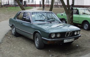 Я как истинный фанат BMW за последние 16 лет поменял с десяток разных моделей, а тестдрайвил вообще всё подряд. В личном пользовании из пятёрок были E28 и E34 и E39. Дальше были не пятёрки а Е53 (Х5) Е71 (Х6) а после переезда теперь езжу на E91, но это другая история.

Попробвую кратко рассказать про каждую. Начну с 528 в 28 кузове. Эта машина внутри хоть и весьма спартанская, по ходовым характеристикам была просто превосходна. Очень чуткая и жёсткая подвеска в сочетании с прецизионным гидроусилетем, давали ощущение от вождения, скорее как от спортивной трёшки, нежели как от пятёрки. Да и вообще, с точки зрения вождения 28 кузов был просто потрясающим. Чего нельзя сказать об удобстве штатных кресел и шумоизоляции. Да и двигатель M30 особо тихим не назовёшь.

Кстати, с каждым следующим поколением пятая серия становилась больше и в результате, если сейчас сравнить современную трёшки со старой пятёркой, ощущения объёма внутри будут очень похожими. Проводка и основные узлы в 28 кузове были примитивными, за счёт чего надёжность была очень даже на высоте. Движки М30 хоть и были архаичными и огромными, обладали свойством абсолютной неубиваемости. За счёт чего перекочевали на Е34.

Мало кто знает, но поколения машин у BMW измеряется не только кузовами, но и проводкой. Так вот, Е34 была сильно более навороченным в плане проводки автомобилем. Та же проводка была в 7ой серии Е32 и 3ей серии Е36, а еще в 8ой серии Е31. Многие узлы электроники между этими моделями совместимы. Так вот. 34ка была более мягкой, чем предыдущее поколение. Гораздо более тихой, даже при использовании двигателя М30, который работал со звуком от танка. Управляемость на штатной подвеске была так себе, однако, усиленная повеска меняла авто абсолютно. В Е34 было много спорных узлов и за счёт эксплуатации этой модели как гоночного болида, ломалось в ней всё несколько быстрее, чем у других марок. Если помните, тогда на дорогах был беспредел и это была обожаемая всякими бандитами модель. БМВ расшифровывалась ими как - Боевая Машина Воров. Семёрки были слишком валкими и управлялись как баржа. Если кому-то нужна была баржа, то брали S600 в 140ом кузове, который рулился вообще как неуправляемый снаряд с движком от пассажирского Боинга. Поэтому 34ый кузов был эталоном динамики, управляемости и понтов в одном флаконе.

39 кузов очень сильно отличался от предыдущего поколения в первую очередь своими технологическими новшествами. Передача данных управления и мультимедия по шинам. Штатная навигационная система и много чего еще. По уровню проводки  она была аналогична для 3ей серии в 46 кузове и 7ой серии в 38ом кузове, а еще та же самая проводка была в X5 Е53. Наворотов для этой модели было огромное количество и дооснастить 39 кузов было можно во вполне кустарных условиях, это подняло целый вал контор, которые занимались апгрейдом штатными системами.

39 кузов внутри был шикарен. Дизайн казался безупречным. Управляемость была более точной. Машина ощущалась как более плотно сделанная с большим количеством деталей. Шумоизоляция по сравнению с 34кой тоже улучшилась на порядок. Но тут BMW использовалf более современные двигатели, такие как М54 и в результате за счёт палёного масла и русской зимы, движки на этих машинах сыпались на первой сотне. Да и вообще, надёжность по сравнению с тем же 28 кузовом очень сильно пострадала. Если бы BMW эксплуатировали, как обычные машины, то уровень ломучести был бы средним по палате, но зачем тогда брать BMW?. Однако в целом, Е39 такая же легенда, как и Е34.

Если хотите, могу дальше продолжить, устал писать. А вот и мои ласточки.