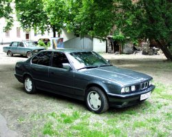 Я как истинный фанат BMW за последние 16 лет поменял с десяток разных моделей, а тестдрайвил вообще всё подряд. В личном пользовании из пятёрок были E28 и E34 и E39. Дальше были не пятёрки а Е53 (Х5) Е71 (Х6) а после переезда теперь езжу на E91, но это другая история.

Попробвую кратко рассказать про каждую. Начну с 528 в 28 кузове. Эта машина внутри хоть и весьма спартанская, по ходовым характеристикам была просто превосходна. Очень чуткая и жёсткая подвеска в сочетании с прецизионным гидроусилетем, давали ощущение от вождения, скорее как от спортивной трёшки, нежели как от пятёрки. Да и вообще, с точки зрения вождения 28 кузов был просто потрясающим. Чего нельзя сказать об удобстве штатных кресел и шумоизоляции. Да и двигатель M30 особо тихим не назовёшь.

Кстати, с каждым следующим поколением пятая серия становилась больше и в результате, если сейчас сравнить современную трёшки со старой пятёркой, ощущения объёма внутри будут очень похожими. Проводка и основные узлы в 28 кузове были примитивными, за счёт чего надёжность была очень даже на высоте. Движки М30 хоть и были архаичными и огромными, обладали свойством абсолютной неубиваемости. За счёт чего перекочевали на Е34.

Мало кто знает, но поколения машин у BMW измеряется не только кузовами, но и проводкой. Так вот, Е34 была сильно более навороченным в плане проводки автомобилем. Та же проводка была в 7ой серии Е32 и 3ей серии Е36, а еще в 8ой серии Е31. Многие узлы электроники между этими моделями совместимы. Так вот. 34ка была более мягкой, чем предыдущее поколение. Гораздо более тихой, даже при использовании двигателя М30, который работал со звуком от танка. Управляемость на штатной подвеске была так себе, однако, усиленная повеска меняла авто абсолютно. В Е34 было много спорных узлов и за счёт эксплуатации этой модели как гоночного болида, ломалось в ней всё несколько быстрее, чем у других марок. Если помните, тогда на дорогах был беспредел и это была обожаемая всякими бандитами модель. БМВ расшифровывалась ими как - Боевая Машина Воров. Семёрки были слишком валкими и управлялись как баржа. Если кому-то нужна была баржа, то брали S600 в 140ом кузове, который рулился вообще как неуправляемый снаряд с движком от пассажирского Боинга. Поэтому 34ый кузов был эталоном динамики, управляемости и понтов в одном флаконе.

39 кузов очень сильно отличался от предыдущего поколения в первую очередь своими технологическими новшествами. Передача данных управления и мультимедия по шинам. Штатная навигационная система и много чего еще. По уровню проводки  она была аналогична для 3ей серии в 46 кузове и 7ой серии в 38ом кузове, а еще та же самая проводка была в X5 Е53. Наворотов для этой модели было огромное количество и дооснастить 39 кузов было можно во вполне кустарных условиях, это подняло целый вал контор, которые занимались апгрейдом штатными системами.

39 кузов внутри был шикарен. Дизайн казался безупречным. Управляемость была более точной. Машина ощущалась как более плотно сделанная с большим количеством деталей. Шумоизоляция по сравнению с 34кой тоже улучшилась на порядок. Но тут BMW использовалf более современные двигатели, такие как М54 и в результате за счёт палёного масла и русской зимы, движки на этих машинах сыпались на первой сотне. Да и вообще, надёжность по сравнению с тем же 28 кузовом очень сильно пострадала. Если бы BMW эксплуатировали, как обычные машины, то уровень ломучести был бы средним по палате, но зачем тогда брать BMW?. Однако в целом, Е39 такая же легенда, как и Е34.

Если хотите, могу дальше продолжить, устал писать. А вот и мои ласточки.