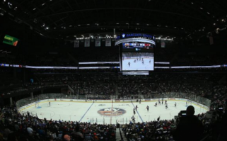 там не только моник не по центру, там ещё и линии центра поля и центрального прохода не совпадают вааще строителей гасить уровнем