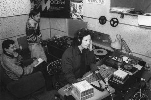 Не смотря на плакат, курили, курят, и не собираются прекращать курить. И явно не табак