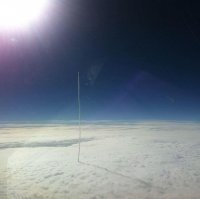 селитра + газета + таз с водой.. ещё нитки(скотч), спички..
селитру разводим в воде(погуще), замешиваем, макаем газету(максимум 2 слоя) и сразу же её сушить.. после просушки скручиваем плотненько в трубочку и верхним слоем накручиваем чистую газету.. нос ракеты(предполагаемый) загибаем и закрепляем нитками-скотчем..
запускать можно с рук(если реакция хорошая) или установив вертикально.. 
при длине корпуса сего чуда оборонной промышленности до 25 см высота полёта в среднем до 20 метров..