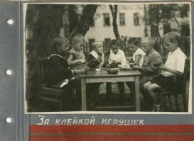 Тема для современного "солженицына": дети репрессированных героев, в детском "Гулаге", клеят игрушки для еще не репрессированных.