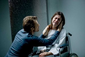 Во-первых, тут практически все "красивые голливудские звезды" в первую очередь - модели, а не актрисы. Их как бы и взяли на роли красоток потому что в фильме (сюрприз!) нужна была красотка с модельной внешностью.

Во-вторых, а много ли нужно таланта и нужен ли он вообще, чтобы сыграть второстепенную роль в не очень-то серьезном кино вроде Бондианы или "Трансформеров"? Что должна была показать Монро в комедиях и мелодрамах в роли инженю или бимбо - трагедию, драму, депрессию, скорбь, муки тайные злодейства?

В-третьих, многие тут начинают добавлять Кристен Стюарт, Дженифер Лоуренс, Энистон и других... 

Вопрос - а вы их в серьезных фестивальных фильмах видели? И осилите ли просмотр такого фильма как "Зильс-Мария" или "Джой", или "Торт"? Зачем, правда, это же скучно и не зрелищно? Мы же видели "суслика" в "Сумерках", значит актриса бездарная, потому что в подростковом кино про вампиров надо было играть как Шарлотта Генсбур в "Антихристе"?