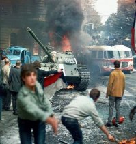 Жесткая установка «не стрелять» поставила советских военнослужащих в самое невыгодное положение. Уверенные в полной безнаказанности «молодые демократы» кидали в советских солдат камни и бутылки с зажигательной смесью, оскорбляли их и плевали им в лицо.
Стоящего в карауле у памятника советским воинам-освободителям Юрия Земкова кто-то из толпы людей, жаждущих осквернить памятник погибшим в 1945-м, ударил трехгранным штыком в грудь. Его товарищи вскинули автоматы, но, выполняя приказ, не стали стрелять.

Как прекрасны эти "вёсны","революции цветов" и все остальное. Мирное, демократическое и не подсудное.