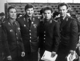 Ребята конечно молодцы.., но кто это все будет спонсировать? Соберут они со всей страны три десятка талантливых ребят (не спорю, такие точно есть), что дальше..?, футбол это командная игра, соответственно сыгранность. Поэтому кто-то должен будет оплачивать сборы и совместные тренировки этой "солянки со всей страны", а за свой счет, на одном энтузиазме долго не протянешь…
Спорт высоких достижений, как не крути  это работа, а за работу нужно платить, и в советское время все спортсмены? выступавшие на уровне сборной были профессионалы, да они числились, шахтерами, работниками МВД, военными (майоры-хоккеисты кроме клюшки и льда 290 дней в году не видевшие ничего другого, или штангисты-шахтеры проводящие по две тренировки в день…), но это спорт, в нем по другому нельзя…
А в целом начинание хорошее, посмотрим что получится, однозначно +..)

P.S.  Слева направо: полковник Тихонов, подполковник Третьяк, капитан Ларионов...