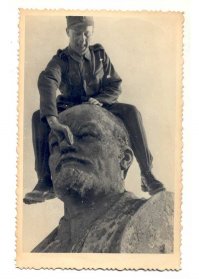 БОльшая часть частных фото фашистских оккупантов не имеет исторической ценности. Контроль за фото у немцев был. Не надо из них дураков лепить. Сфотографируешь новое оружие, а не срущего сослужица и отправишься прямиком в гестапо. Они в начале войны как на туристическую поездку собирались, отсюда и множество фото на память. Чем дальше, тем меньше у них фото. 
У нас же все своим делом занимались, солдаты воевали, фотографы снимали. Фото полно, в каждом доме есть фото солдата сделанное во время войны. Но если постить одни лишь фото гитлеровцев, то конечно покажется, что только они одни и снимали.