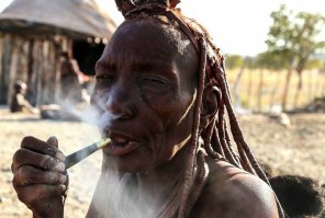 Интересно что он курит....