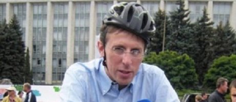 Всё херня! Я ща раскажу вам занимательную историю про то как наша мэрия делала велодорожку.
В общем в процессе ремонта решено было сделать вело дорожку. Сказанно - сделано. Но вот незадача. Она не везде прямая, есть закругление. А теперь уважаемые знатоки внимание ВОПРОС! Как из квадратной тротуарной плитки выложить закругление?
А теперь слайды©
Не комрады, вам не кажется. Её перекладывали несколько раз. Конечный вариант стал тот что с углом. Но это пол беды. А теперь "вишенка на тортик".
Смотрим на фото номер два. Там будет пешеходный переход, и дорожка ведёт аккурат в забор!
Кстати, познакомьтесь, последнее фото - наш мэр(дебил)