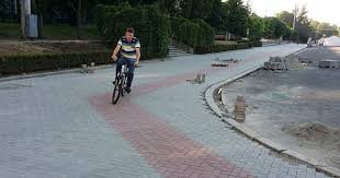 Всё херня! Я ща раскажу вам занимательную историю про то как наша мэрия делала велодорожку.
В общем в процессе ремонта решено было сделать вело дорожку. Сказанно - сделано. Но вот незадача. Она не везде прямая, есть закругление. А теперь уважаемые знатоки внимание ВОПРОС! Как из квадратной тротуарной плитки выложить закругление?
А теперь слайды©
Не комрады, вам не кажется. Её перекладывали несколько раз. Конечный вариант стал тот что с углом. Но это пол беды. А теперь "вишенка на тортик".
Смотрим на фото номер два. Там будет пешеходный переход, и дорожка ведёт аккурат в забор!
Кстати, познакомьтесь, последнее фото - наш мэр(дебил)