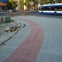 Всё херня! Я ща раскажу вам занимательную историю про то как наша мэрия делала велодорожку.
В общем в процессе ремонта решено было сделать вело дорожку. Сказанно - сделано. Но вот незадача. Она не везде прямая, есть закругление. А теперь уважаемые знатоки внимание ВОПРОС! Как из квадратной тротуарной плитки выложить закругление?
А теперь слайды©
Не комрады, вам не кажется. Её перекладывали несколько раз. Конечный вариант стал тот что с углом. Но это пол беды. А теперь "вишенка на тортик".
Смотрим на фото номер два. Там будет пешеходный переход, и дорожка ведёт аккурат в забор!
Кстати, познакомьтесь, последнее фото - наш мэр(дебил)