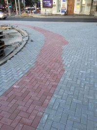 Всё херня! Я ща раскажу вам занимательную историю про то как наша мэрия делала велодорожку.
В общем в процессе ремонта решено было сделать вело дорожку. Сказанно - сделано. Но вот незадача. Она не везде прямая, есть закругление. А теперь уважаемые знатоки внимание ВОПРОС! Как из квадратной тротуарной плитки выложить закругление?
А теперь слайды©
Не комрады, вам не кажется. Её перекладывали несколько раз. Конечный вариант стал тот что с углом. Но это пол беды. А теперь "вишенка на тортик".
Смотрим на фото номер два. Там будет пешеходный переход, и дорожка ведёт аккурат в забор!
Кстати, познакомьтесь, последнее фото - наш мэр(дебил)