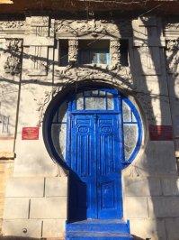 Синяя - просто самая дешёвая краска. Почему - не знаю. Я ворота в гараже красил такой, выбирал по наименьшему ценнику :).