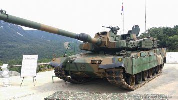 В Корее, все три основных концерна активно завязаны на оборонку. Вот например танк от "Хёндэ"(Точнее "Ротем", но это подразделение "Хёндэ-Киа"). Добавлю мобилку(точнее mobile artillery) от "Самсунга" и "Дэу" с автоматом. Точнее, автомат от "Дэу"!