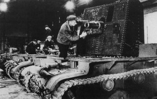 Минус, жЫрный минус. Опять лайкодрочерствуем? Как задолбали вбросы подобного рода.
Хочешь рассказать о военной технике, помни что нужно выкладывать:
1. ТТХ техники.
2. История создания и применение.
3. Реальные фото.
Исправляю ситуацию...

Разработчик: САУ строилась на шасси ремонтируемых танков Т-26
Год начала работ: 1941
Год выпуска первого прототипа: 1941
Серийный выпуск САУ проводился в 1941-1942 гг.

Как известно, в середине 1930-х гг. была реализована идея установки на шасси танка Т-26 более мощного артиллерийского вооружения, которая привела к созданию САУ СУ-1, СУ-5, СУ-6 и АТ-1. В силу различных причин до крупносерийного выпуска ни одна из них не дошла, однако эта история имела продолжение уже в годы войны.

В первые месяцы лета 1941 г. на ремонтные предприятия и танковые заводы поступило значительное количество легких танков Т-26 с повреждениями различной степени тяжести. Поскольку уже тогда была очевидна неспособность “двадцать шестых” на равных бороться с новыми модификациями немецких средних танков Pz.III и Pz.IV их постепенно стали приспосабливать под другие цели. Помимо ремонтных и эвакуационных машин на шасси Т-26 небольшими сериями выпускались САУ огневой поддержки. Так, например, в документах 124-й танковой бригады от 15 октября 1941 г. фигурируют две самоходные 37-мм пушки на шасси Т-26. О том, как выглядели эти САУ и чьими силами была осуществлена их переделка, сведений не сохранилось.

Гораздо больше известно о том, что на заводе подъемно-транспортного оборудования имени Кирова (Ленинград) осенью 1941 года производился выпуск легких САУ. Инициатором их создания был Военный Совет Ленинградского фронта, который подал заявку в НКТП о возможности перевооружения танков БТ и Т-26 орудием КТ калибра 76,2-мм. Уже в октябре того же года на заводе №174 была изготовлена и испытана легкая САУ на базе танка Т-26. Испытания прошли удовлетворительно и по их результатам Военный Совет Ленфронта обязал завод №174 наладить выпуск этих САУ. Основой для них служили те же ремонтно-пригодные Т-26, с которых снимали башню, а вместо неё устанавливали 37-мм противотанковую пушку или 76,2-мм полковую пушку обр.1927 г. Орудие закрывалось бронещитом и имело круговой сектор обстрела. По документам они проходили под разными названиями: СУ-Т-26, Т-26-СУ, СУ-26 или просто как СУ-76.

Если верить данным отчета оборонной промышленности ГК ВКП (б) о производстве техники и боеприпасов в Ленинграде таким образом было построено 14 машин, с каким именно вооружением не сказано. По всей видимости, если уже упоминавшиеся две 37-мм САУ передали 124-й тб, то 12 остальных самоходок были оснащены 76,2-мм пушками. Кстати, та же танковая бригада 12-го января 1942 г. получила в своё распоряжение "3 76-мм орудия на самоходных установках Т-26". 20 февраля 1942 года, во время атаки 124-й танковой бригадой немецких позиций в районе Виняголово было "подбито и сгорело 2 самоходных установки на шасси Т-26 с 76 и 37-мм пушками". Кроме 124-й бригады, 76-мм установки на Т-26 были и в составе 220-й танковой бригады: по состоянию на 17 мая 1942 года в ней имелось 4 таких установки, которые эксплуатировались вплоть до 1944 года. Начиная с 1943 года эта САУ была переименована в СУ-76П ("полковая"), чтобы не возникало путаницы с новой серийной машиной под тем же индексом.