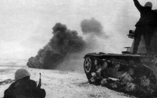 Минус, жЫрный минус. Опять лайкодрочерствуем? Как задолбали вбросы подобного рода.
Хочешь рассказать о военной технике, помни что нужно выкладывать:
1. ТТХ техники.
2. История создания и применение.
3. Реальные фото.
Исправляю ситуацию...

Разработчик: САУ строилась на шасси ремонтируемых танков Т-26
Год начала работ: 1941
Год выпуска первого прототипа: 1941
Серийный выпуск САУ проводился в 1941-1942 гг.

Как известно, в середине 1930-х гг. была реализована идея установки на шасси танка Т-26 более мощного артиллерийского вооружения, которая привела к созданию САУ СУ-1, СУ-5, СУ-6 и АТ-1. В силу различных причин до крупносерийного выпуска ни одна из них не дошла, однако эта история имела продолжение уже в годы войны.

В первые месяцы лета 1941 г. на ремонтные предприятия и танковые заводы поступило значительное количество легких танков Т-26 с повреждениями различной степени тяжести. Поскольку уже тогда была очевидна неспособность “двадцать шестых” на равных бороться с новыми модификациями немецких средних танков Pz.III и Pz.IV их постепенно стали приспосабливать под другие цели. Помимо ремонтных и эвакуационных машин на шасси Т-26 небольшими сериями выпускались САУ огневой поддержки. Так, например, в документах 124-й танковой бригады от 15 октября 1941 г. фигурируют две самоходные 37-мм пушки на шасси Т-26. О том, как выглядели эти САУ и чьими силами была осуществлена их переделка, сведений не сохранилось.

Гораздо больше известно о том, что на заводе подъемно-транспортного оборудования имени Кирова (Ленинград) осенью 1941 года производился выпуск легких САУ. Инициатором их создания был Военный Совет Ленинградского фронта, который подал заявку в НКТП о возможности перевооружения танков БТ и Т-26 орудием КТ калибра 76,2-мм. Уже в октябре того же года на заводе №174 была изготовлена и испытана легкая САУ на базе танка Т-26. Испытания прошли удовлетворительно и по их результатам Военный Совет Ленфронта обязал завод №174 наладить выпуск этих САУ. Основой для них служили те же ремонтно-пригодные Т-26, с которых снимали башню, а вместо неё устанавливали 37-мм противотанковую пушку или 76,2-мм полковую пушку обр.1927 г. Орудие закрывалось бронещитом и имело круговой сектор обстрела. По документам они проходили под разными названиями: СУ-Т-26, Т-26-СУ, СУ-26 или просто как СУ-76.

Если верить данным отчета оборонной промышленности ГК ВКП (б) о производстве техники и боеприпасов в Ленинграде таким образом было построено 14 машин, с каким именно вооружением не сказано. По всей видимости, если уже упоминавшиеся две 37-мм САУ передали 124-й тб, то 12 остальных самоходок были оснащены 76,2-мм пушками. Кстати, та же танковая бригада 12-го января 1942 г. получила в своё распоряжение "3 76-мм орудия на самоходных установках Т-26". 20 февраля 1942 года, во время атаки 124-й танковой бригадой немецких позиций в районе Виняголово было "подбито и сгорело 2 самоходных установки на шасси Т-26 с 76 и 37-мм пушками". Кроме 124-й бригады, 76-мм установки на Т-26 были и в составе 220-й танковой бригады: по состоянию на 17 мая 1942 года в ней имелось 4 таких установки, которые эксплуатировались вплоть до 1944 года. Начиная с 1943 года эта САУ была переименована в СУ-76П ("полковая"), чтобы не возникало путаницы с новой серийной машиной под тем же индексом.