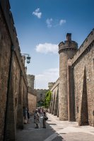 Почему малолюдно? На Ай-Петри приехали рано, к 9 часам там народа еще не было, в Массандре уже не было, приехали ближе к вечеру. Да и потом, я же не толпу народа хотел снять. Цели показать как много народа у меня не было, хотелось сосредоточится на красотах. Подождешь немного, пока людей поменьше в кадре будет и жмешь на кнопку. Ну или кадр стараешься так скомпоновать, чтобы людей поменьше было. На тропе Голицина, люди видят, что фотографируешь и готовы немного подождать, не лезть в кадр. В музеях или снимаешь выше голов, или вперед пробуешь пролезть, или ждешь пока твоя группа уйдет, а другая еще не пришла.
Дабы не быть совсем уж голословным. Посмотрите на фото 
Видите вдалеке в воротах толпень народа?
Или фотки из Бахчисарайского дворца, что в посте, людей почти нет. А что не выложил. При этом старался снимать, чтобы людей поменьше было, но кадр не получился.