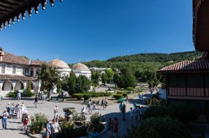Почему малолюдно? На Ай-Петри приехали рано, к 9 часам там народа еще не было, в Массандре уже не было, приехали ближе к вечеру. Да и потом, я же не толпу народа хотел снять. Цели показать как много народа у меня не было, хотелось сосредоточится на красотах. Подождешь немного, пока людей поменьше в кадре будет и жмешь на кнопку. Ну или кадр стараешься так скомпоновать, чтобы людей поменьше было. На тропе Голицина, люди видят, что фотографируешь и готовы немного подождать, не лезть в кадр. В музеях или снимаешь выше голов, или вперед пробуешь пролезть, или ждешь пока твоя группа уйдет, а другая еще не пришла.
Дабы не быть совсем уж голословным. Посмотрите на фото 
Видите вдалеке в воротах толпень народа?
Или фотки из Бахчисарайского дворца, что в посте, людей почти нет. А что не выложил. При этом старался снимать, чтобы людей поменьше было, но кадр не получился.