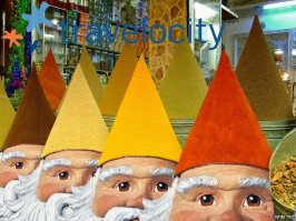 Кстати, повторю свой же коммент семимесячной давности.
На фото с пряностями неестественно большой угол естественного откоса. Угол естественного откоса - наибольшее значение угла, который с горизонтальной плоскостью образует поверхность материала, отсыпанного без толчков и сотрясений.
На самом деле делается из бумаги конус (как колпак у звездочета), обмазывается клеем и присыпается порошком.