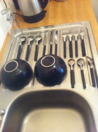тут 2 тарелки, 6 ложек(одна из них неровная), 4! вилки, 3 ножа, и 1 стакан.неееее...