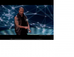 52я секунда, превращение яйца в голубя. В левой руке видно как достает голубя сзади.