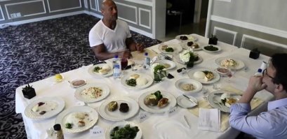 Сегодня Тимур Кизяков и передача "Пока все дома" в гостях у Дуэйна "Скалы" Джонсона.
- Здравствуйте, Дуэйн.
- Здравствуйте, Тимур.