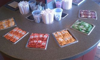 Криворукий какой-то перфекционист.Пакетики не ровно лежат,зубочистки торчат в разные стороны.Фу-фу.