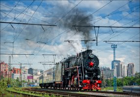 А у нас по выходным вот такой вот ездит экскурсионный. Киев