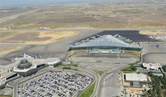 Бакинский международный аэропорт очень красивый хотя сервис в последнее время подводит.