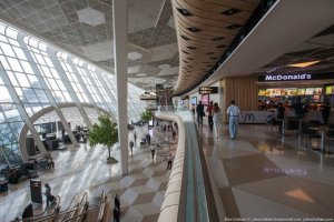 Бакинский международный аэропорт очень красивый хотя сервис в последнее время подводит.