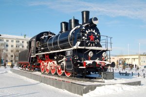 перед ЖД вокзалом Астаны