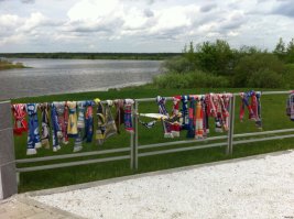 Это же шарфы разных клубов, но они все здесь! Это дань памяти этим ребятам. Покойтесь с миром, люди. Все. Игроки, тренеры, массажисты, экипаж.