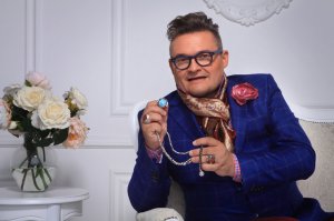 Вы все о метро, там пару чудиков иногда попадется, а этого "историка моды" в самых нелепейших костюмах ежедневно по будням по центральному каналу показывают. Почему ему можно, а другим нет?