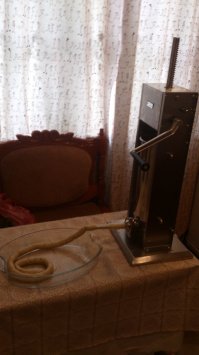 Колбасный шприц выглядит так: