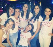 А что с девушкой справа не так???