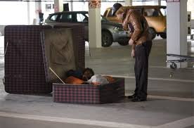 Как багаж попадает на самолет???